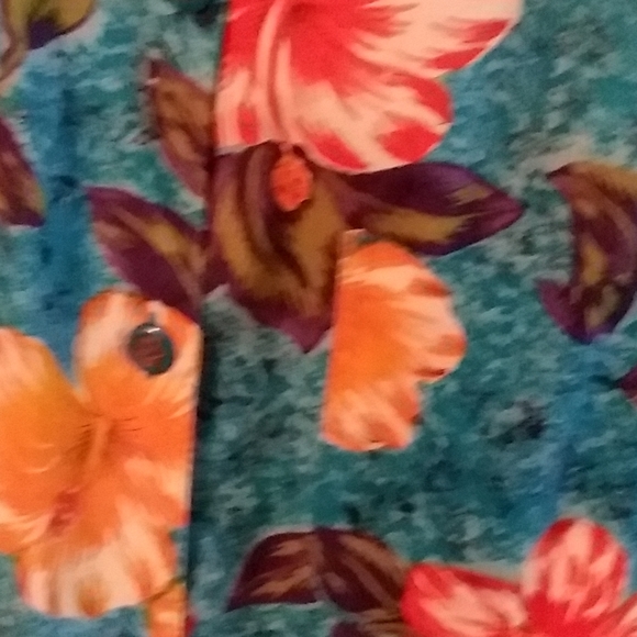 Basic Essentials BE Top MEDIUM Hawaiian Theme Ca. 1990s HIBISCUS MOTIF EUC - Picture 4 of 6